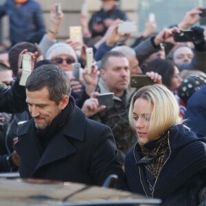 Guillaume Canet et sa compagne Marion Cotillard - Arrivée du convoi funéraire de la dépouille du chanteur Johnny Hallyday et des personnalités sur la place de La Madeleine à Paris. Le 9 décembre 2017 © CVS / Bestimage
