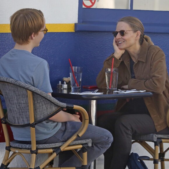 Exclusif - Jodie Foster déjeune avec son fils Charles (19 ans) au café "La Conversation" dans le quartier d'Hollywood à Los Angeles, le 14 novembre 2017.