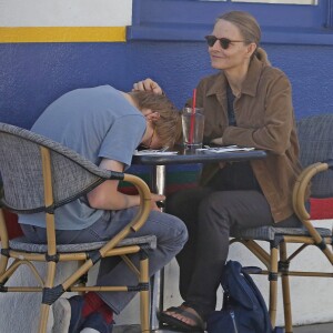 Exclusif - Jodie Foster déjeune avec son fils Charles (19 ans) au café "La Conversation" dans le quartier d'Hollywood à Los Angeles, le 14 novembre 2017.