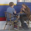 Exclusif - Jodie Foster déjeune avec son fils Charles (19 ans) au café "La Conversation" dans le quartier d'Hollywood à Los Angeles, le 14 novembre 2017.