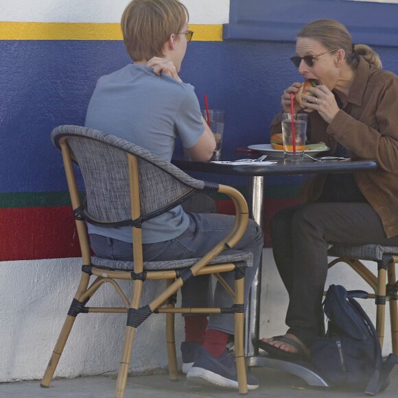 Exclusif - Jodie Foster déjeune avec son fils Charles (19 ans) au café "La Conversation" dans le quartier d'Hollywood à Los Angeles, le 14 novembre 2017.