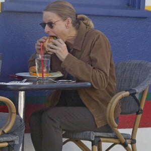 Exclusif - Jodie Foster déjeune avec son fils Charles (19 ans) au café "La Conversation" dans le quartier d'Hollywood à Los Angeles, le 14 novembre 2017.