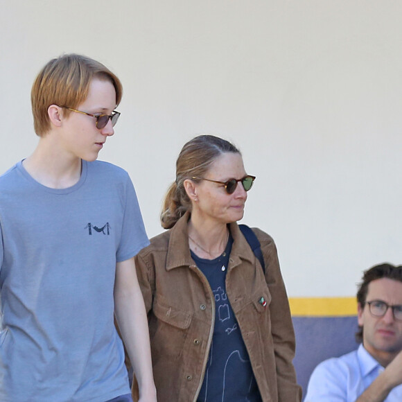 Exclusif - Jodie Foster déjeune avec son fils Charles (19 ans) au café "La Conversation" dans le quartier d'Hollywood à Los Angeles, le 14 novembre 2017.