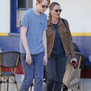 Exclusif - Jodie Foster déjeune avec son fils Charles (19 ans) au café "La Conversation" dans le quartier d'Hollywood à Los Angeles, le 14 novembre 2017.