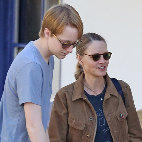 Exclusif - Jodie Foster déjeune avec son fils Charles (19 ans) au café "La Conversation" dans le quartier d'Hollywood à Los Angeles, le 14 novembre 2017.