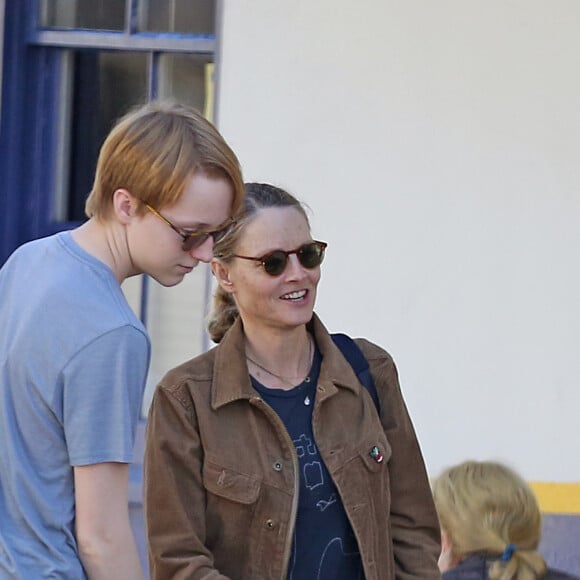Exclusif - Jodie Foster déjeune avec son fils Charles (19 ans) au café "La Conversation" dans le quartier d'Hollywood à Los Angeles, le 14 novembre 2017.