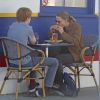 Exclusif - Prix Spécial - No Web - Jodie Foster déjeune avec son fils Charles (19 ans) au café La Conversation dans le quartier d'Hollywood à Los Angeles, Californie, Etats-Unis, le 14 novembre 2017.  Exclusive - For Germany Call For Price - No Web - Jodie Foster enjoys a rare day out with 19-year-old son Charles at Hollywood cafe La Conversation in Los Angeles, CA, USA on November 14, 2017. The 54-year-old Oscar winner, who married Alexandra Hedison in 2014, has always kept the identity of her two sons a closely-guarded secret. At one point during the dinner Charles could be seen burying his head in his plate whilst Jodie smiled and stroked his head. There was no sign of Jodie&x2019;s other son, Kit, 16.14/11/2017 - Los Angeles