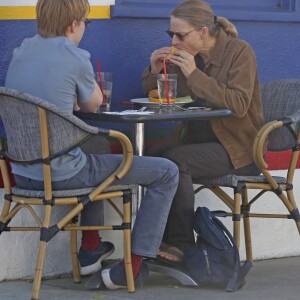 Exclusif - Prix Spécial - No Web - Jodie Foster déjeune avec son fils Charles (19 ans) au café La Conversation dans le quartier d'Hollywood à Los Angeles, Californie, Etats-Unis, le 14 novembre 2017.  Exclusive - For Germany Call For Price - No Web - Jodie Foster enjoys a rare day out with 19-year-old son Charles at Hollywood cafe La Conversation in Los Angeles, CA, USA on November 14, 2017. The 54-year-old Oscar winner, who married Alexandra Hedison in 2014, has always kept the identity of her two sons a closely-guarded secret. At one point during the dinner Charles could be seen burying his head in his plate whilst Jodie smiled and stroked his head. There was no sign of Jodie&x2019;s other son, Kit, 16.14/11/2017 - Los Angeles