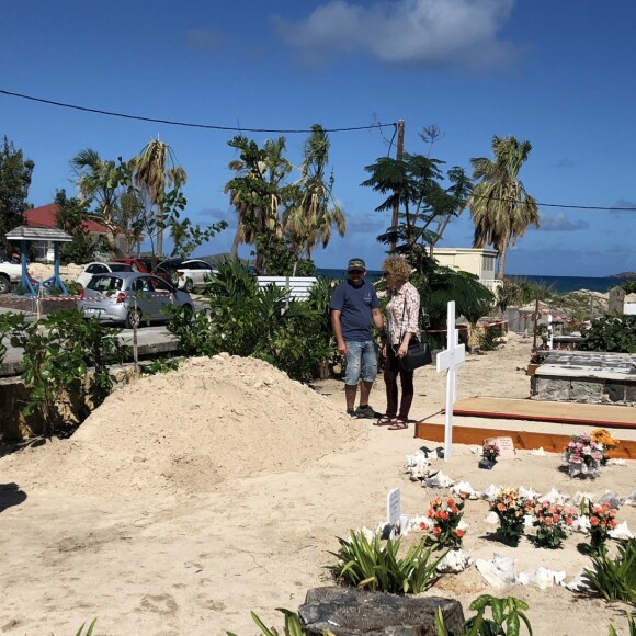 Illustration de la tombe de Johnny Hallyday au cimetière de Lorient sur l'Ile Saint-Barthélemy le 11 décembre 2017.