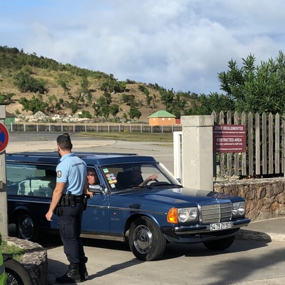 Le cercueil de Johnny Hally­day est transporté au funérarium de Saint-Jean à son arrivée à l'aéroport de Saint-Jean–Gustave III à Saint-Barthélemy, le 10 décembre 2017.