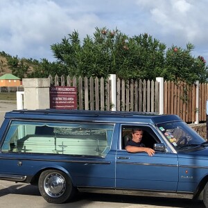 Le cercueil de Johnny Hally­day est transporté au funérarium de Saint-Jean à son arrivée à l'aéroport de Saint-Jean–Gustave III à Saint-Barthélemy, le 10 décembre 2017.