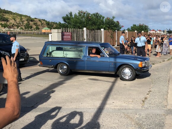 Le cercueil de Johnny Hally­day est transporté au funérarium de Saint-Jean à son arrivée à l'aéroport de Saint-Jean–Gustave III à Saint-Barthélemy, le 10 décembre 2017.