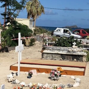 Illustration de la tombe de Johnny Hallyday au cimetière de Lorient sur l'Ile Saint-Barthélemy le 11 décembre 2017.