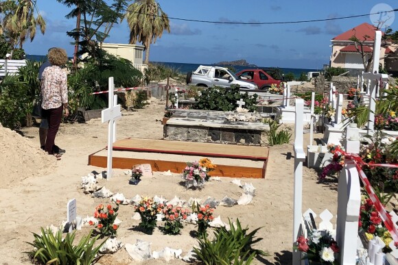Illustration de la tombe de Johnny Hallyday au cimetière de Lorient sur l'Ile Saint-Barthélemy le 11 décembre 2017.