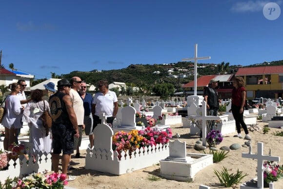 Illustration de la tombe de Johnny Hallyday au cimetière de Lorient sur l'Ile Saint-Barthélemy le 11 décembre 2017.