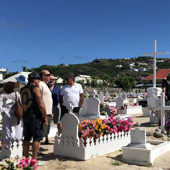 Illustration de la tombe de Johnny Hallyday au cimetière de Lorient sur l'Ile Saint-Barthélemy le 11 décembre 2017.