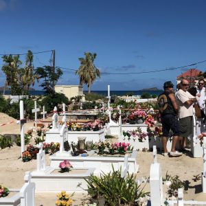 Illustration de la tombe de Johnny Hallyday au cimetière de Lorient sur l'Ile Saint-Barthélemy le 11 décembre 2017.