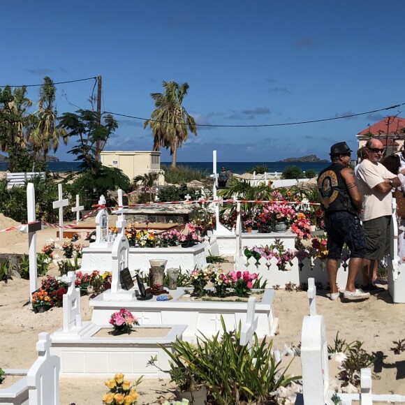 Illustration de la tombe de Johnny Hallyday au cimetière de Lorient sur l'Ile Saint-Barthélemy le 11 décembre 2017.