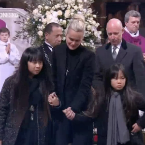Laeticia Hallyday, Jade et Joy embrassent le cercueil de Johnny Hallyday à Paris, le 9 décembre 2017.



