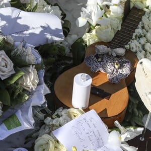 Illustration de la tombe fleurie de Johnny Hallyday au cimetière de Lorient sur l'Ile Saint-Barthélemy le 11 décembre 2017. La tombe est ornée du traditionnel coeur de Saint-Barth' en pierre pour l'éternité.