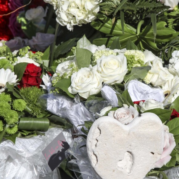 Illustration de la tombe fleurie de Johnny Hallyday au cimetière de Lorient sur l'Ile Saint-Barthélemy le 11 décembre 2017. La tombe est ornée du traditionnel coeur de Saint-Barth' en pierre pour l'éternité.