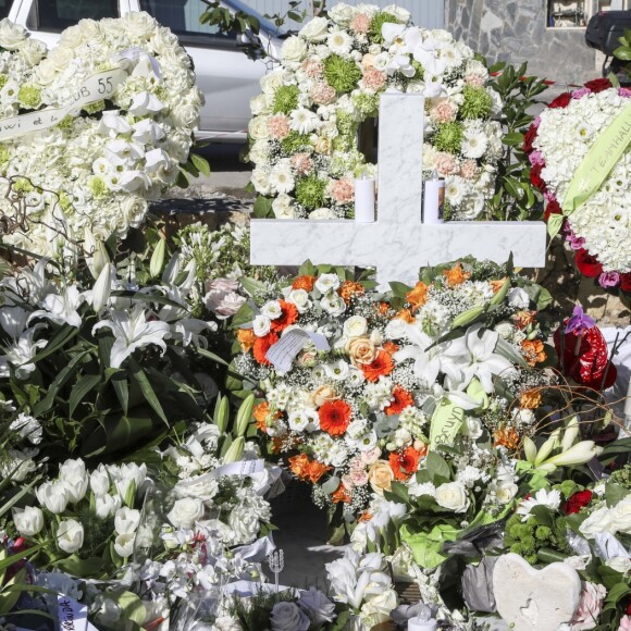 Illustration de la tombe fleurie de Johnny Hallyday au cimetière de Lorient sur l'Ile Saint-Barthélemy le 11 décembre 2017. La tombe est ornée du traditionnel coeur de Saint-Barth' en pierre pour l'éternité.