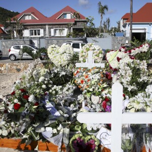 Illustration de la tombe fleurie de Johnny Hallyday au cimetière de Lorient sur l'Ile Saint-Barthélemy le 11 décembre 2017. La tombe est ornée du traditionnel coeur de Saint-Barth' en pierre pour l'éternité.