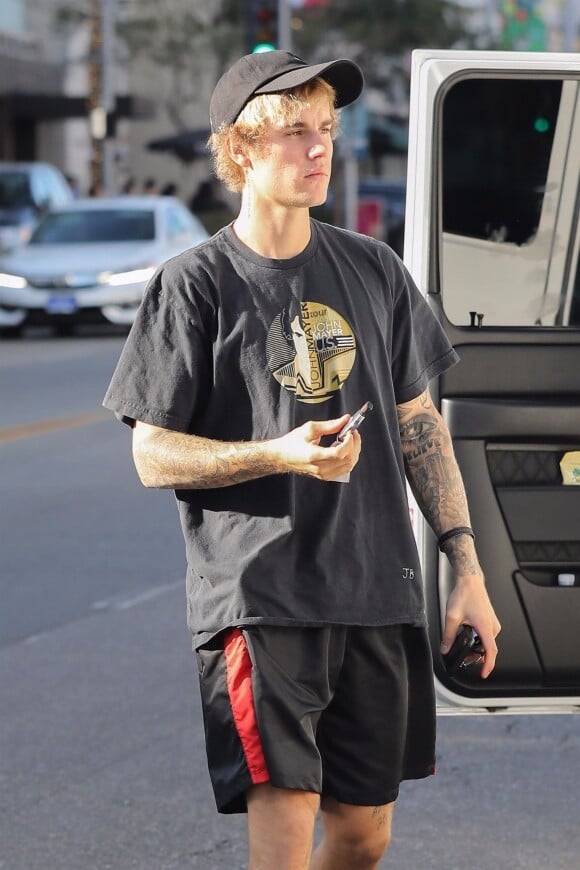 Justin Bieber dans les rues de Beverly Hills le 4 décembre 2017