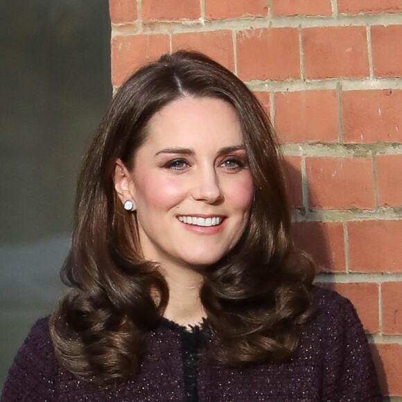 Kate Middleton, duchesse de Cambridge, enceinte, en visite au Rugby Portobello Trust à Londres le 12 décembre 2017.