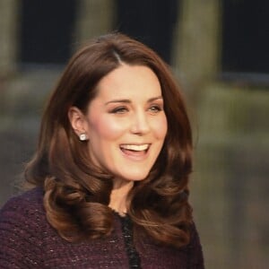 Kate Middleton, duchesse de Cambridge, enceinte, en visite au Rugby Portobello Trust à Londres le 12 décembre 2017.