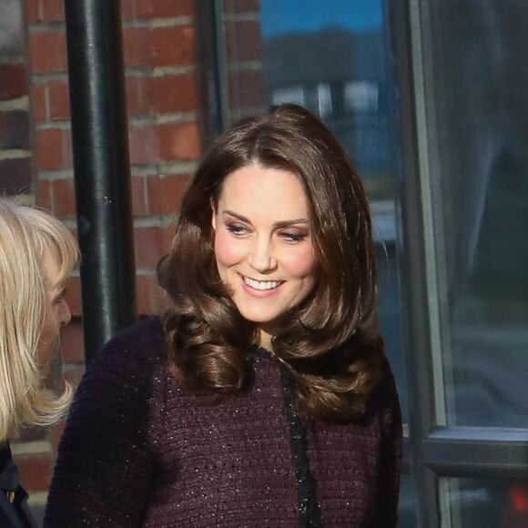 Kate Middleton, duchesse de Cambridge, enceinte, en visite au Rugby Portobello Trust à Londres le 12 décembre 2017.