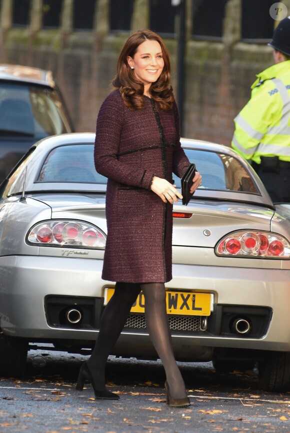 Kate Middleton, duchesse de Cambridge, enceinte, en visite au Rugby Portobello Trust à Londres le 12 décembre 2017.