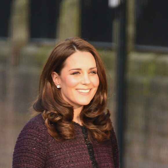 Kate Middleton, duchesse de Cambridge, enceinte, en visite au Rugby Portobello Trust à Londres le 12 décembre 2017.