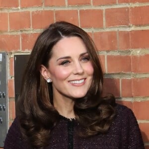 Kate Middleton, duchesse de Cambridge, enceinte, en visite au Rugby Portobello Trust à Londres le 12 décembre 2017.