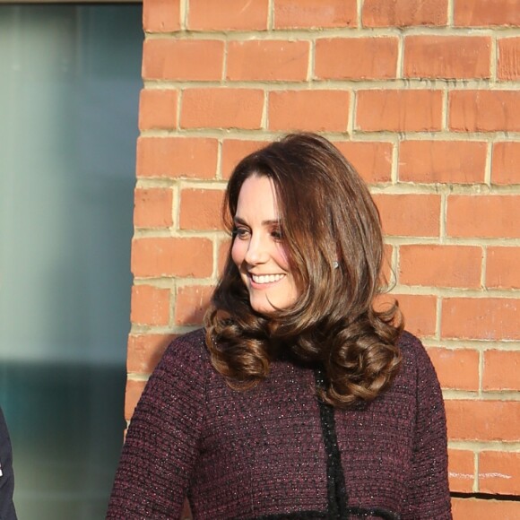 Kate Middleton, duchesse de Cambridge, enceinte, en visite au Rugby Portobello Trust à Londres le 12 décembre 2017.