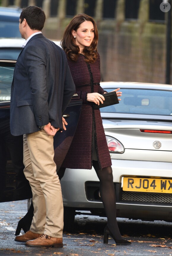 Kate Middleton, duchesse de Cambridge, enceinte, en visite au Rugby Portobello Trust à Londres le 12 décembre 2017.