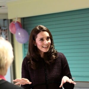 La duchesse Catherine de Cambridge, enceinte, a remis des cadeaux aux enfants lors d'une fête de Noël organisée au Rugby Portobello Trust, dans le quartier de North Kensington à Londres, le 12 décembre 2017.