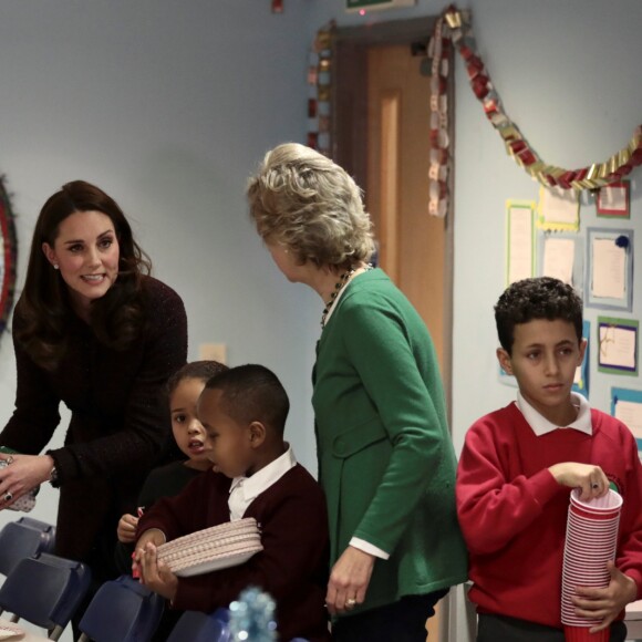 La duchesse Catherine de Cambridge, enceinte, a remis des cadeaux aux enfants lors d'une fête de Noël organisée au Rugby Portobello Trust, dans le quartier de North Kensington à Londres, le 12 décembre 2017.