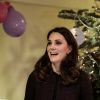 La duchesse Catherine de Cambridge, enceinte, a remis des cadeaux aux enfants lors d'une fête de Noël organisée au Rugby Portobello Trust, dans le quartier de North Kensington à Londres, le 12 décembre 2017.