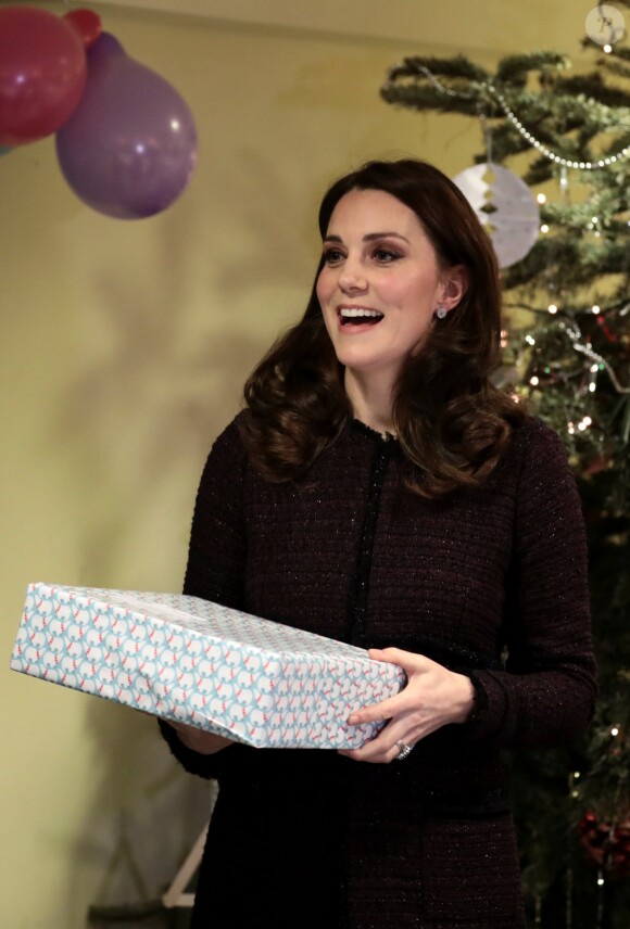 La duchesse Catherine de Cambridge, enceinte, a remis des cadeaux aux enfants lors d'une fête de Noël organisée au Rugby Portobello Trust, dans le quartier de North Kensington à Londres, le 12 décembre 2017.
