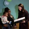 La duchesse Catherine de Cambridge, enceinte, a distribué des cadeaux aux enfants lors d'une fête de Noël organisée au Rugby Portobello Trust, dans le quartier de North Kensington à Londres, le 12 décembre 2017.
