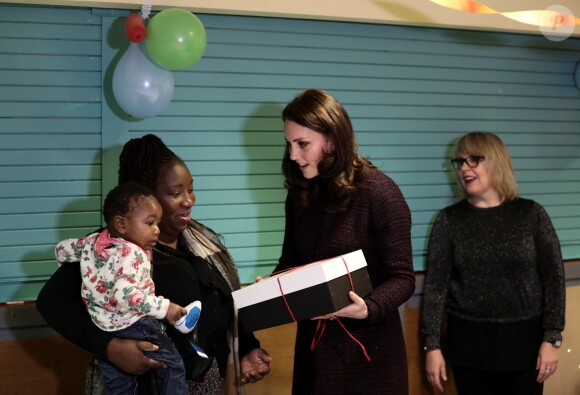 La duchesse Catherine de Cambridge, enceinte, a distribué des cadeaux aux enfants lors d'une fête de Noël organisée au Rugby Portobello Trust, dans le quartier de North Kensington à Londres, le 12 décembre 2017.