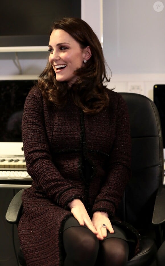 La duchesse Catherine de Cambridge, enceinte, a remis des cadeaux aux enfants lors d'une fête de Noël organisée au Rugby Portobello Trust, dans le quartier de North Kensington à Londres, le 12 décembre 2017.