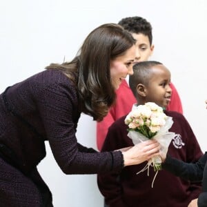 La duchesse Catherine de Cambridge, enceinte, a remis des cadeaux aux enfants lors d'une fête de Noël organisée au Rugby Portobello Trust, dans le quartier de North Kensington à Londres, le 12 décembre 2017.