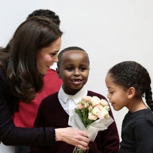 La duchesse Catherine de Cambridge, enceinte, a remis des cadeaux aux enfants lors d'une fête de Noël organisée au Rugby Portobello Trust, dans le quartier de North Kensington à Londres, le 12 décembre 2017.