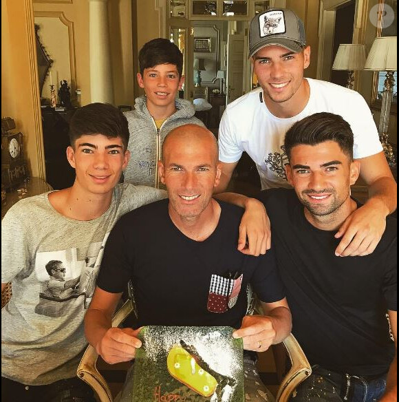 Zinedine Zidane entouré de ses quatre fils (Theo, Elyaz, Luca et Enzo) pour son 45e anniversaire célébré en Grèce. Photo publiée sur Instagram en juin 2017.