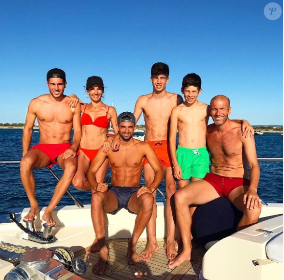 Zinedine Zidane pose avec sa femme et leurs quatre fils lors de leurs vacances à Ibiza, juillet 2017.