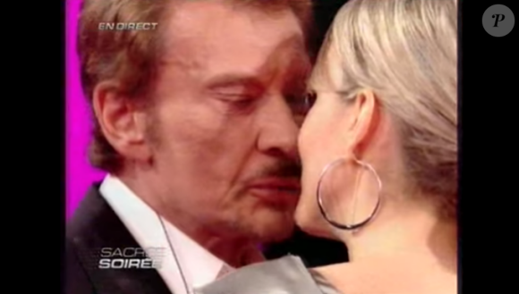 Johnny Hallyday, ému et en larmes après avoir écouté la bouleversante déclaration d'amour de Laeticia sur le plateau de l'émission "Sacrée soirée" en décembre 2007.