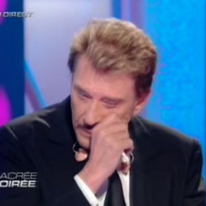 Johnny Hallyday, ému et en larmes après avoir écouté la bouleversante déclaration d'amour de Laeticia sur le plateau de l'émission "Sacrée soirée" en décembre 2007.