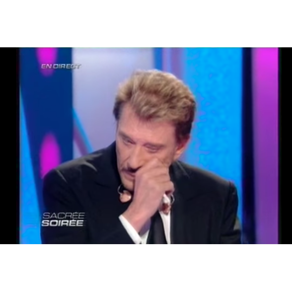 Johnny Hallyday, ému et en larmes après avoir écouté la bouleversante déclaration d'amour de Laeticia sur le plateau de l'émission "Sacrée soirée" en décembre 2007.